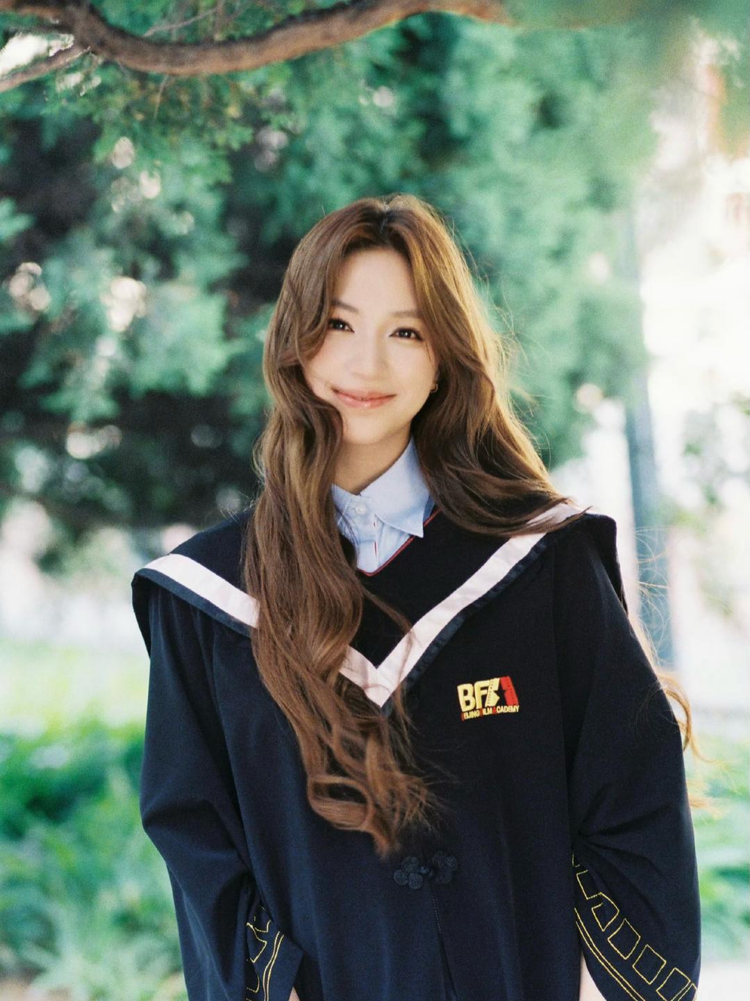欧阳娣娣从北京电影学院毕业了。此前她以女团身份出道，还以为未来会专注歌手路线，没