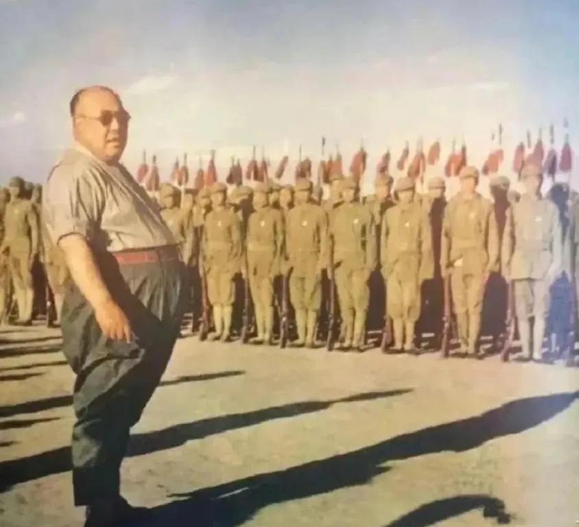 1943年，宁夏，脑满肥肠的马鸿逵，戴着墨镜，挺着大肚子，正在检阅士兵。

马鸿