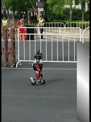 机器人马拉松比赛的倒数第一名出现了，手里还攥着个奶瓶！
网友笑翻：这是没满月就出