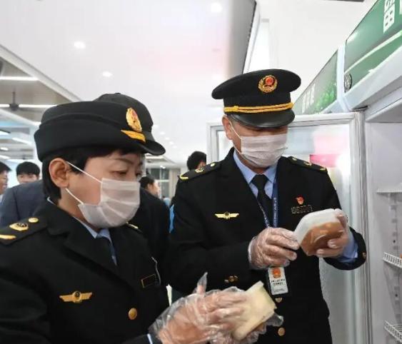 外卖新规落地引争议，严管食安之余，别让小微商家无辜受累。

今年6月1日，全新的