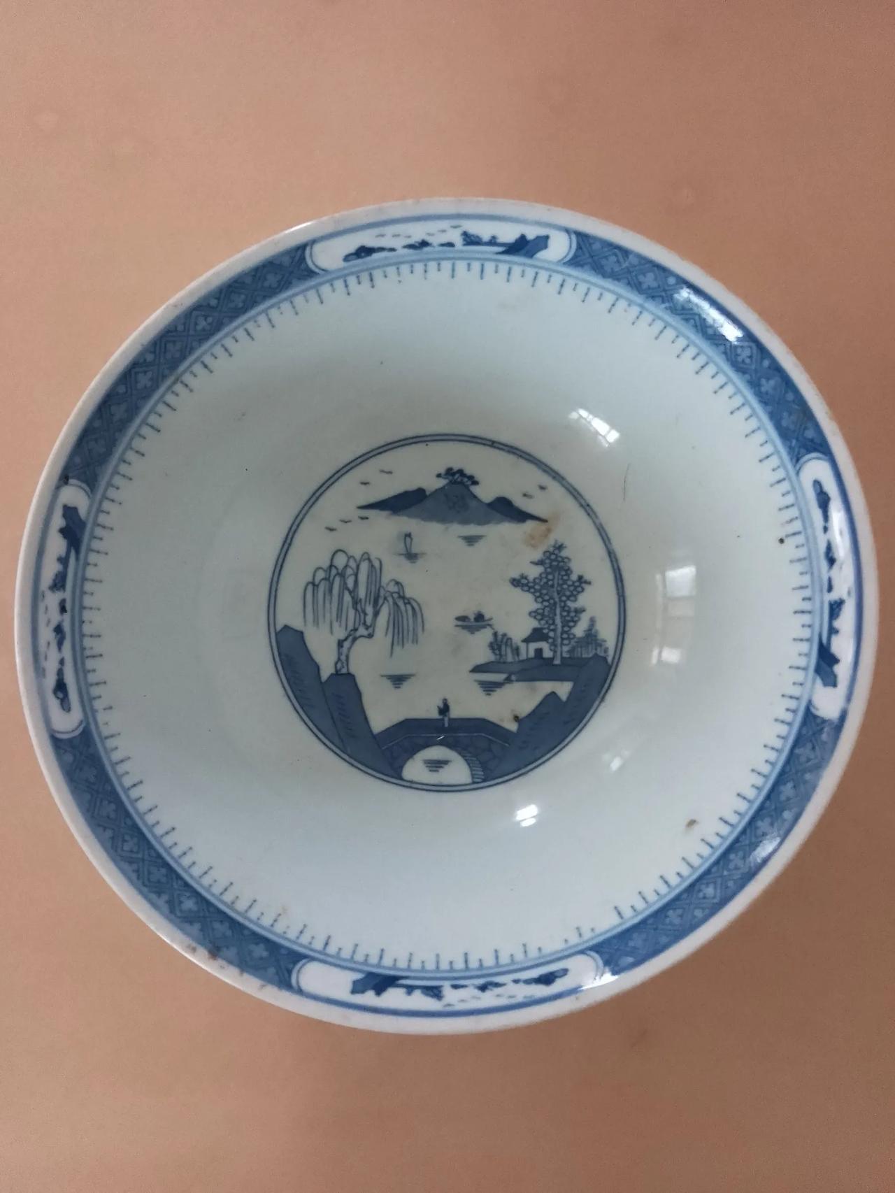 这碗，
不但大也很美。
这碗大，
大得让人吃惊。
这碗美，
美得让人称赞。