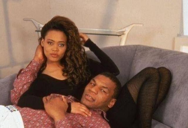 1988年，拳王 泰森 花了3000 万美元娶罗宾为妻，没想到，有一天泰森回到家