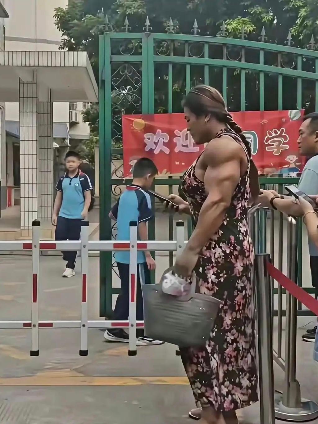 学校门口看见一位家长接小孩，被他的手臂惊呆了 