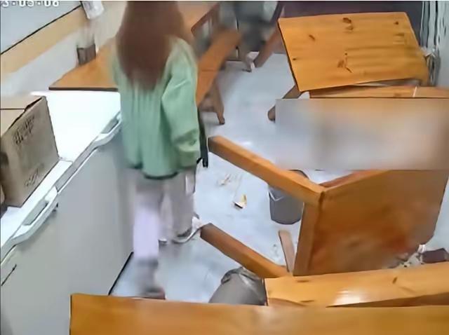 这件事里，没有任何人惯坏她，是她自己毫无边界感、三观扭曲、极端自私，把别人的善意