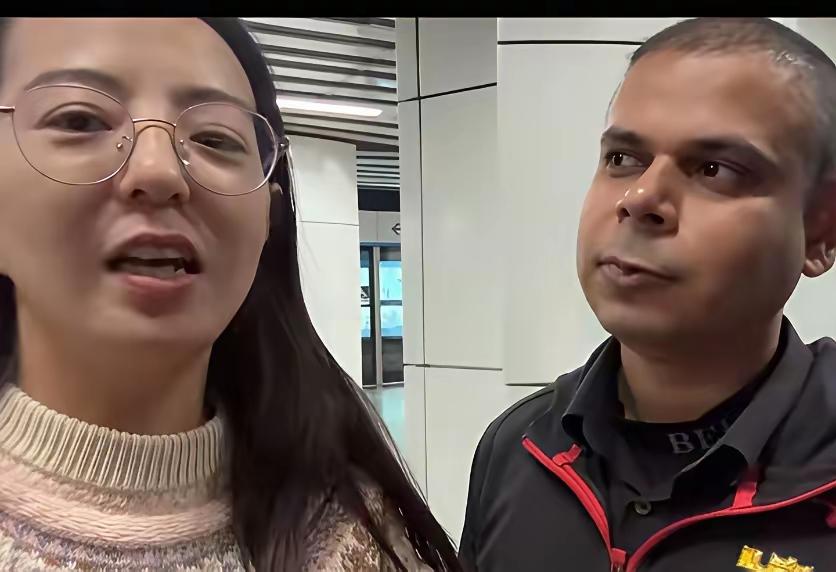 嫁给印度人的丹丹，
吹印度可以，搞流量发财也行，
可是她借着餐厅招人的幌子，引来