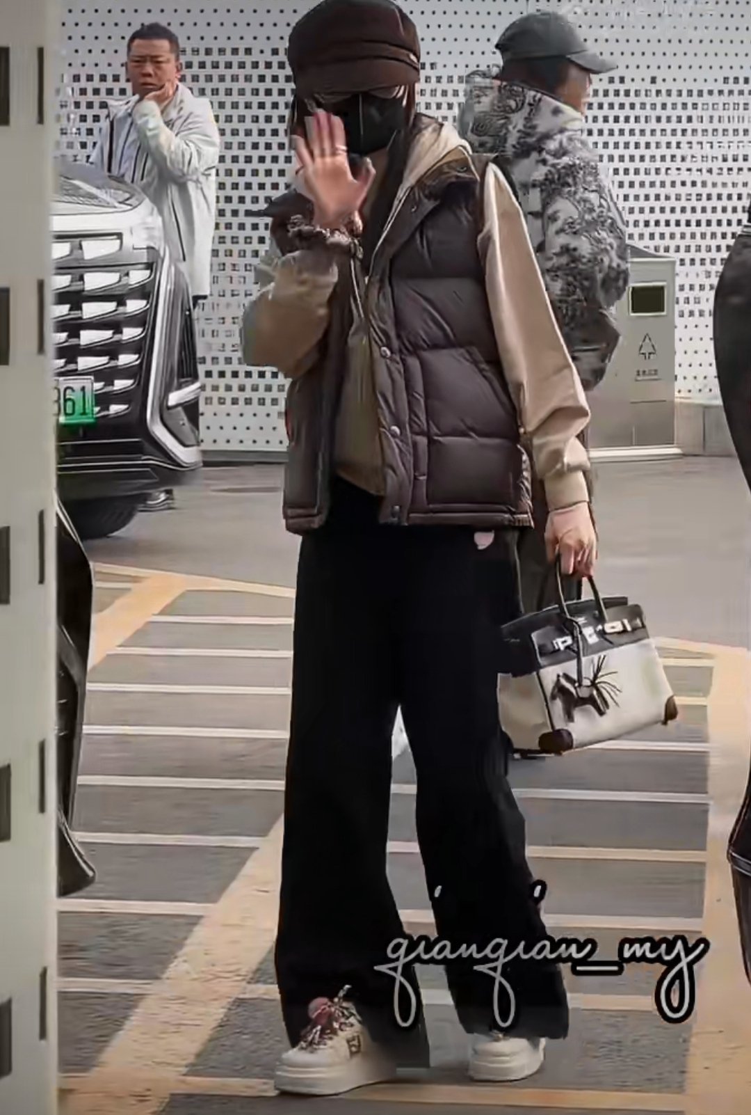 白鹿今日出发海口参加星光大赏，期待鹿鹿的红毯，可以看到粉丝的应援啦！ 