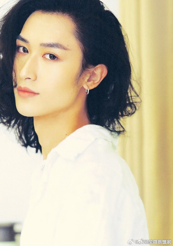 内娱真有正主磕自己cp 声超半决赛的隐藏甜点！胡潇灵翻唱卢飞扬曲目，两人互动自然