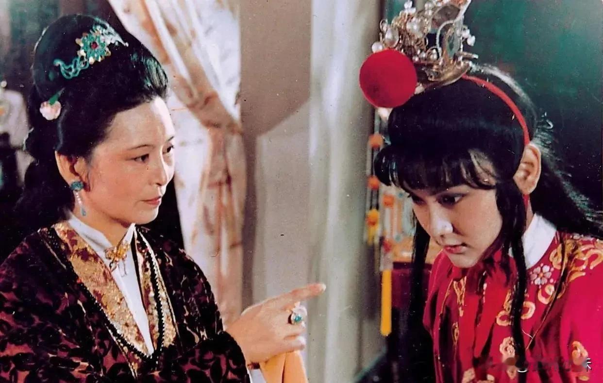 公元1015年，荣王府的一个侍女为了和情郎私奔，偷了王府几个金镯子，东窗事发后，