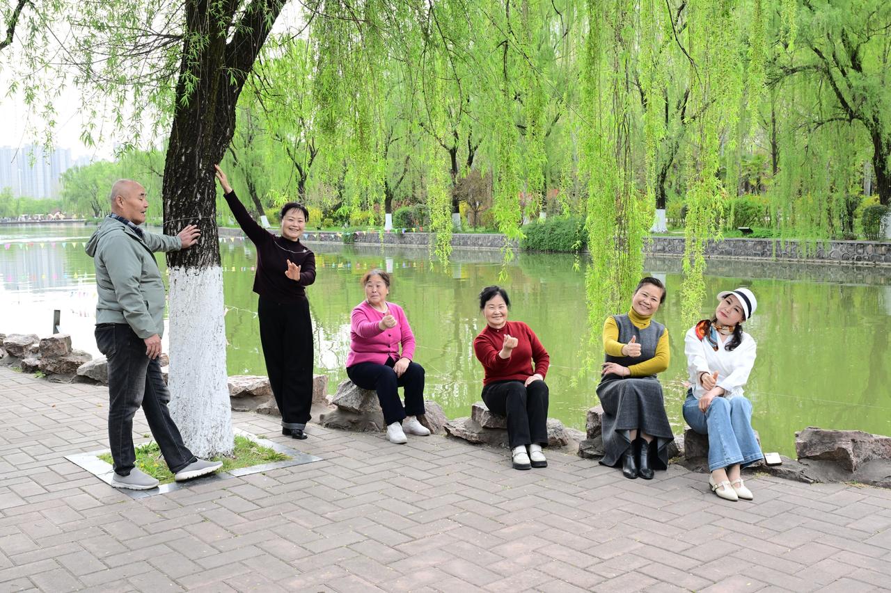 春天把所有温柔与浪漫，都悄悄撒进了山野。踏青而行，春风轻拂脸颊，携着草木清芬与花