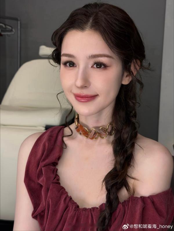张馨予哈妮克孜同框 谁懂啊！两位浓颜美人同框的冲击力也太强了吧！张馨予那种成熟优