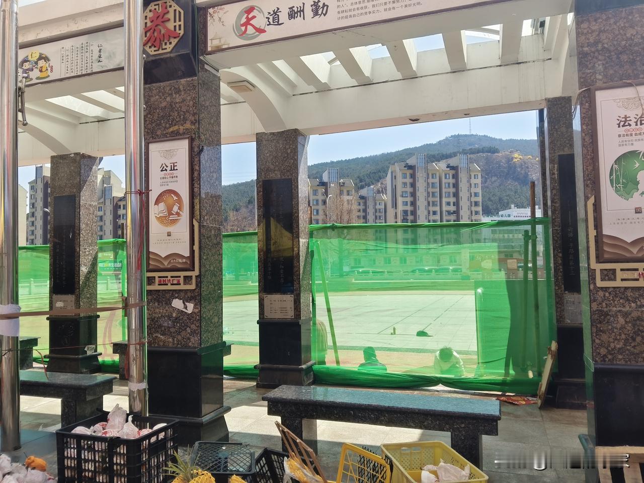 百合山庄这边的大山广场的塑胶跑道开始整修了，能修半个月吧，得一段时间后才能修好。