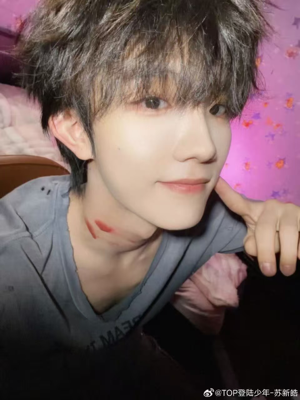 苏新皓用紫色氛围灯苏新皓吻痕三连拍苏新皓用紫色氛围灯，真绝了，哇哦哇哦 