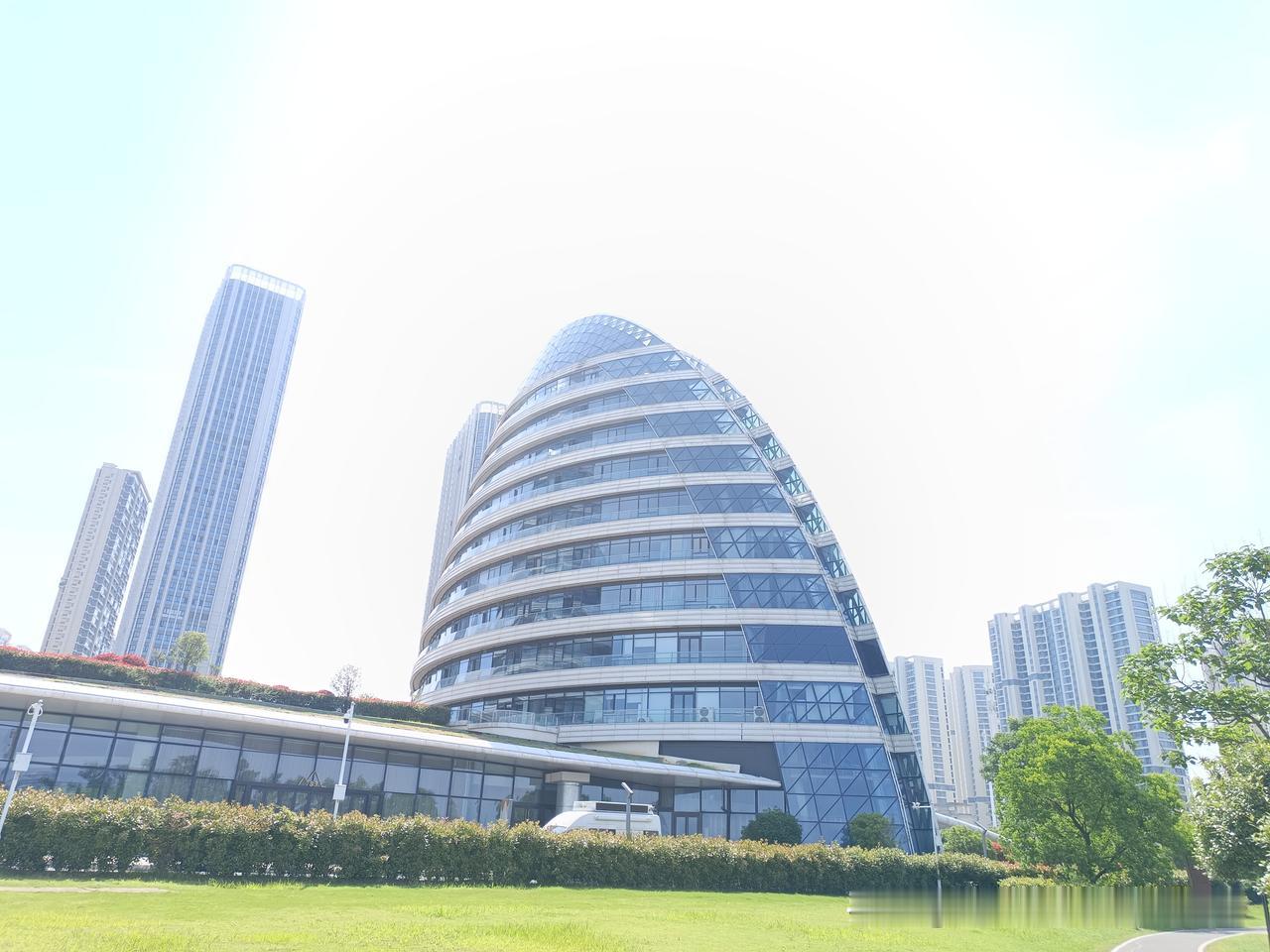 武汉市市立医院特色专科:一医院，皮肤；二医院，心脑血管；三医院，烧伤；四医院，骨