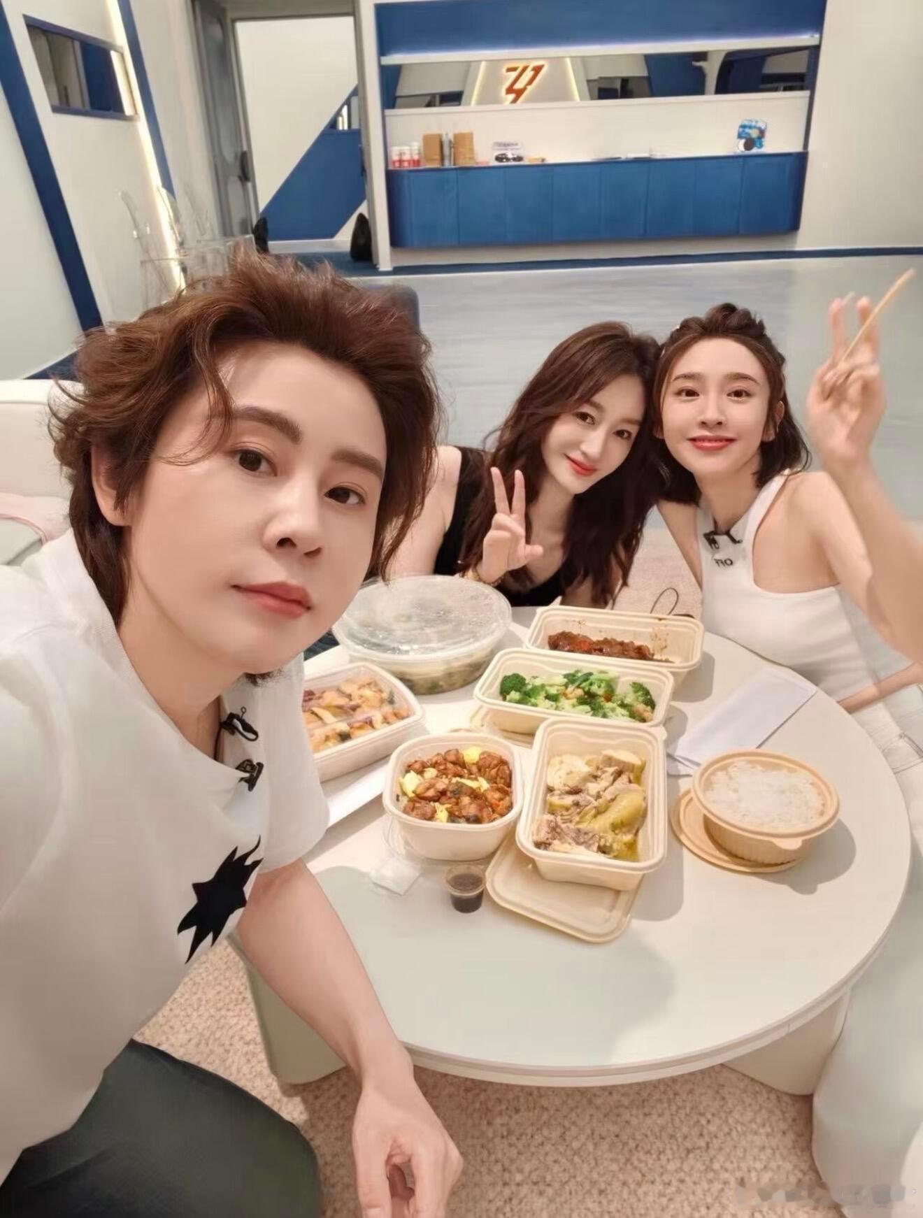 王濛、李小冉、唐艺昕深夜一起吃外卖，三人组真的好nice啊。