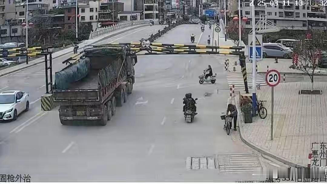 广东这起货车撞落限高架致路人死亡的事故真让人唏嘘。2025年3月，司机王某波驾车