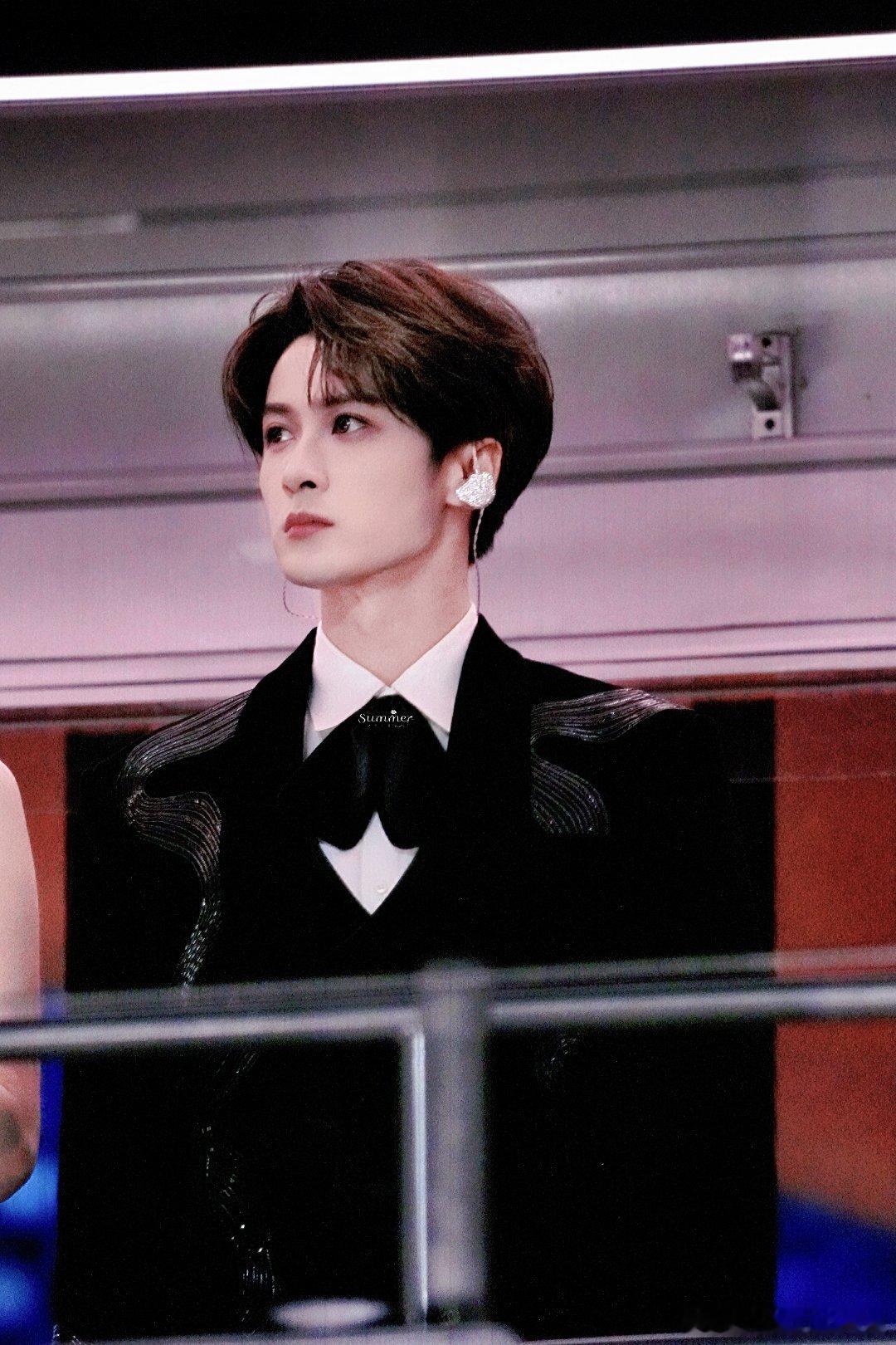 看檀健次我也紧张了今天看檀健次后台默跳复习动作，我手心都冒汗了！明明上台的是他，