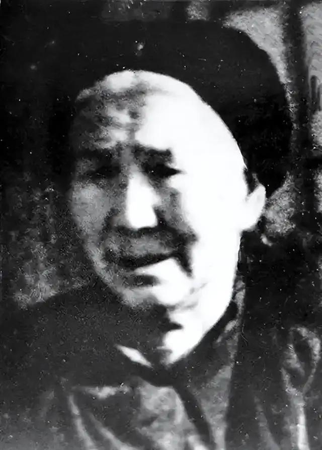 1949年秋，北京密云猪头岭。 58岁的邓玉芬独自坐在破窝棚前。 她的丈夫，7个