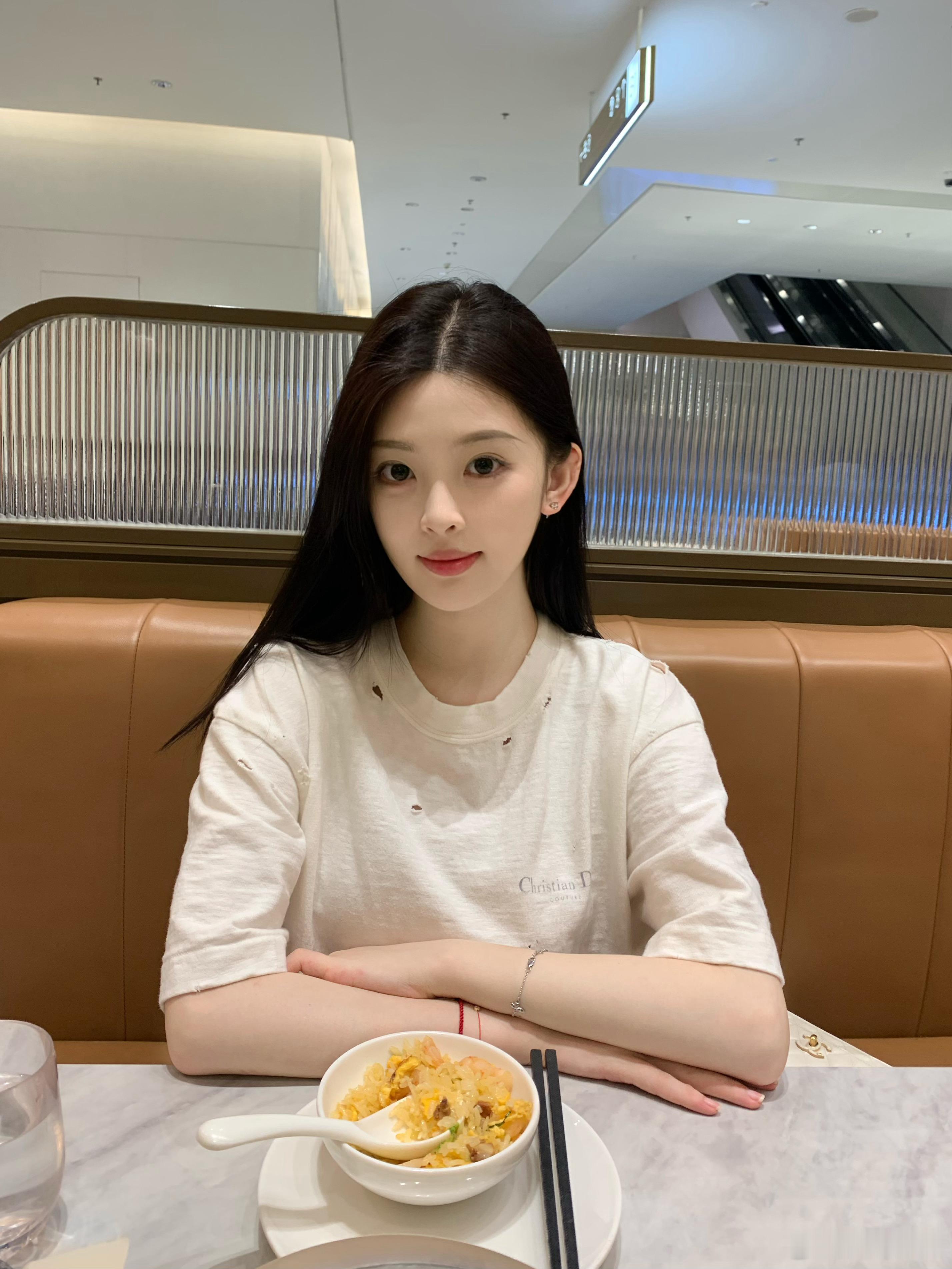 今天戴了美瞳 感觉怪怪的 就是觉得眼睛没神 p78是左边没戴右边戴了 还是习惯不