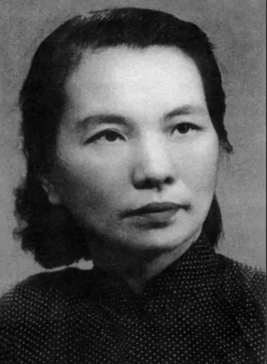 1950年，朱枫被困舟山14天，期间本有机会离开，有人却劝她：“风浪大，小船不安