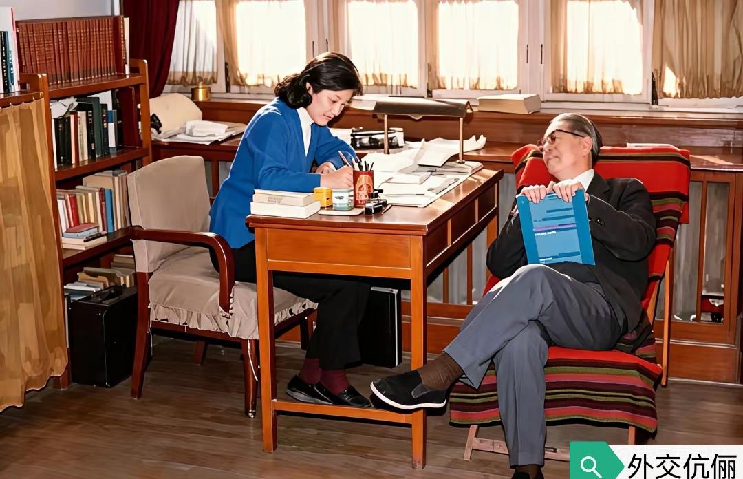 已是深夜，那时的外长乔冠华坐在一旁，幸福地凝望着自己爱妻章含之伏案疾书。这对外交
