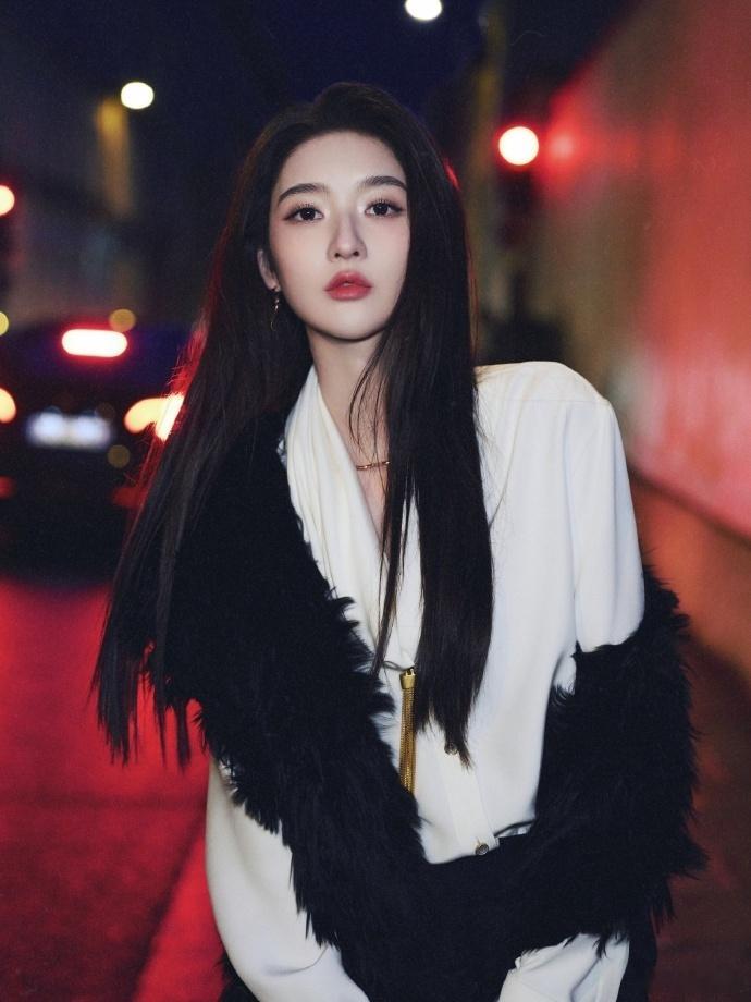 王玉雯塞纳河畔左岸的姐白流苏衬衫配黑西裤，黑长直一甩姐感拉满！塞纳河畔的王姐，巴