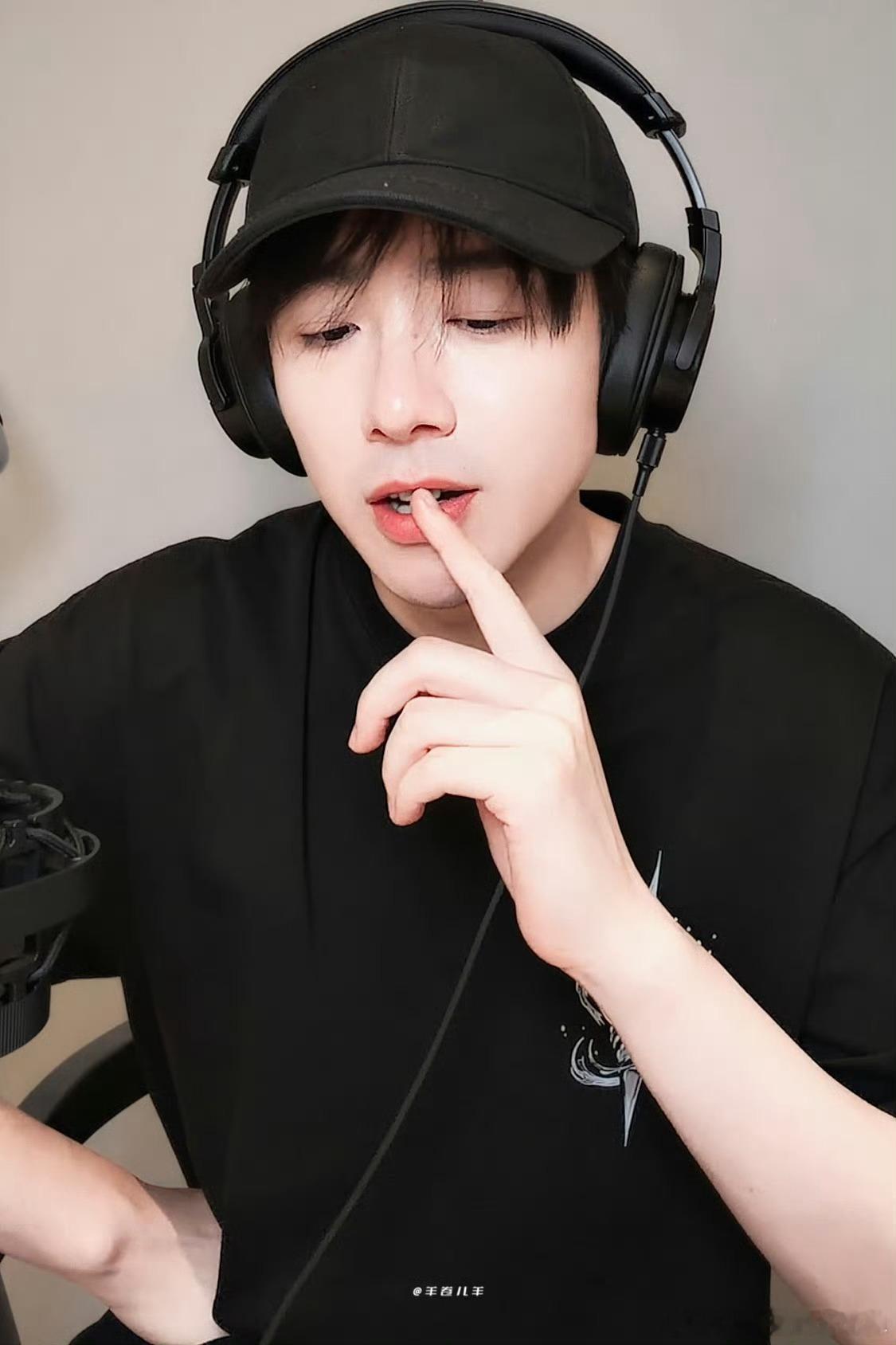好嘞。我的快乐又回来了。首先呢。宁宁要玩儿的开心。其次呢。哐哐收到喜欢的歌曲。出