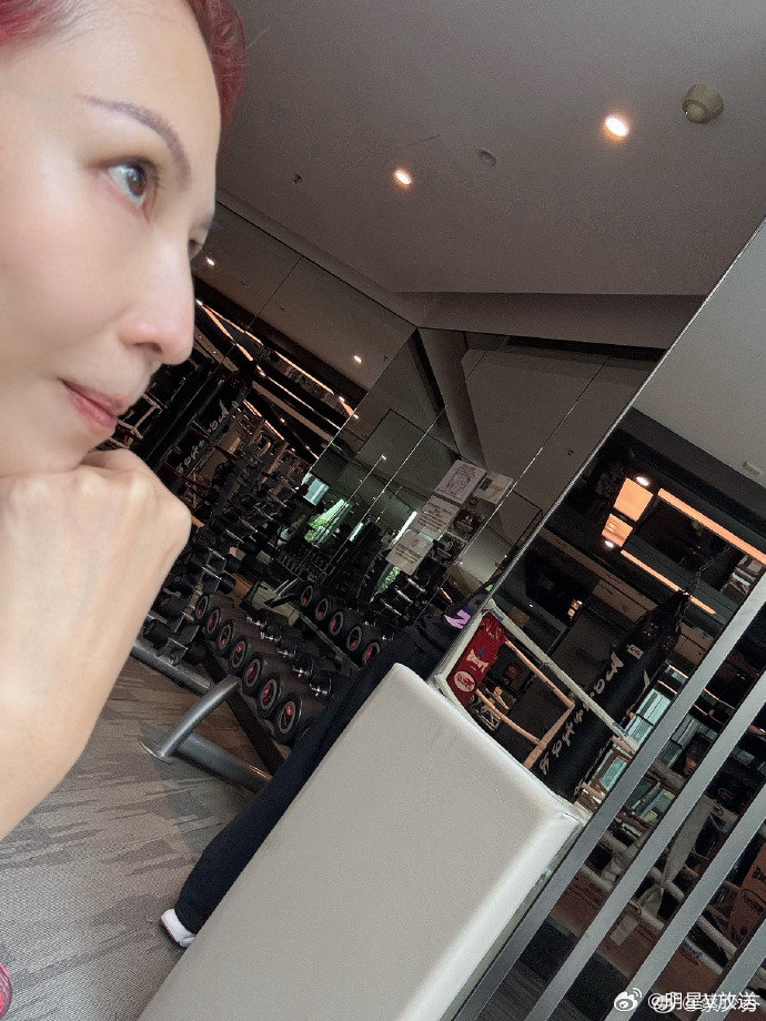 蔡少芬张晋比肌肉 蔡少芬发博晒出与张晋的肌肉照，表示自己瘦是因为下了苦功，还喊话