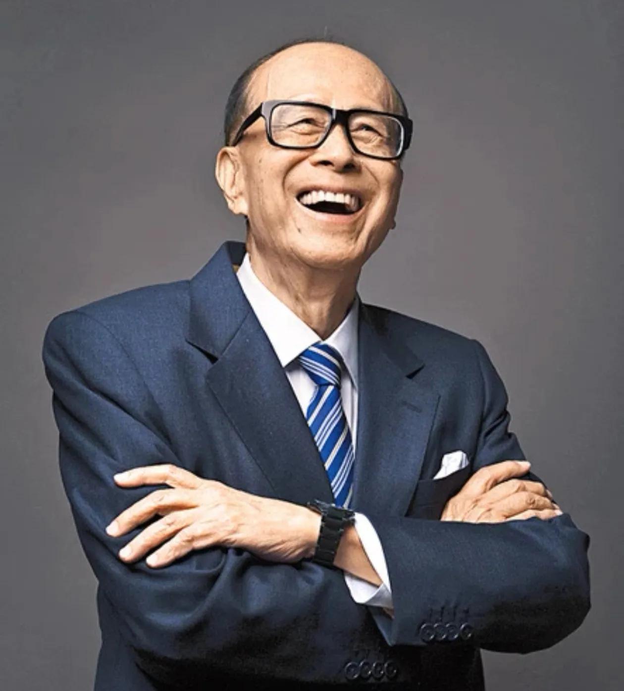 我实在不理解，李嘉诚 有什么坏的风评？
1．改革开放，第一个表明态度的商人。
2
