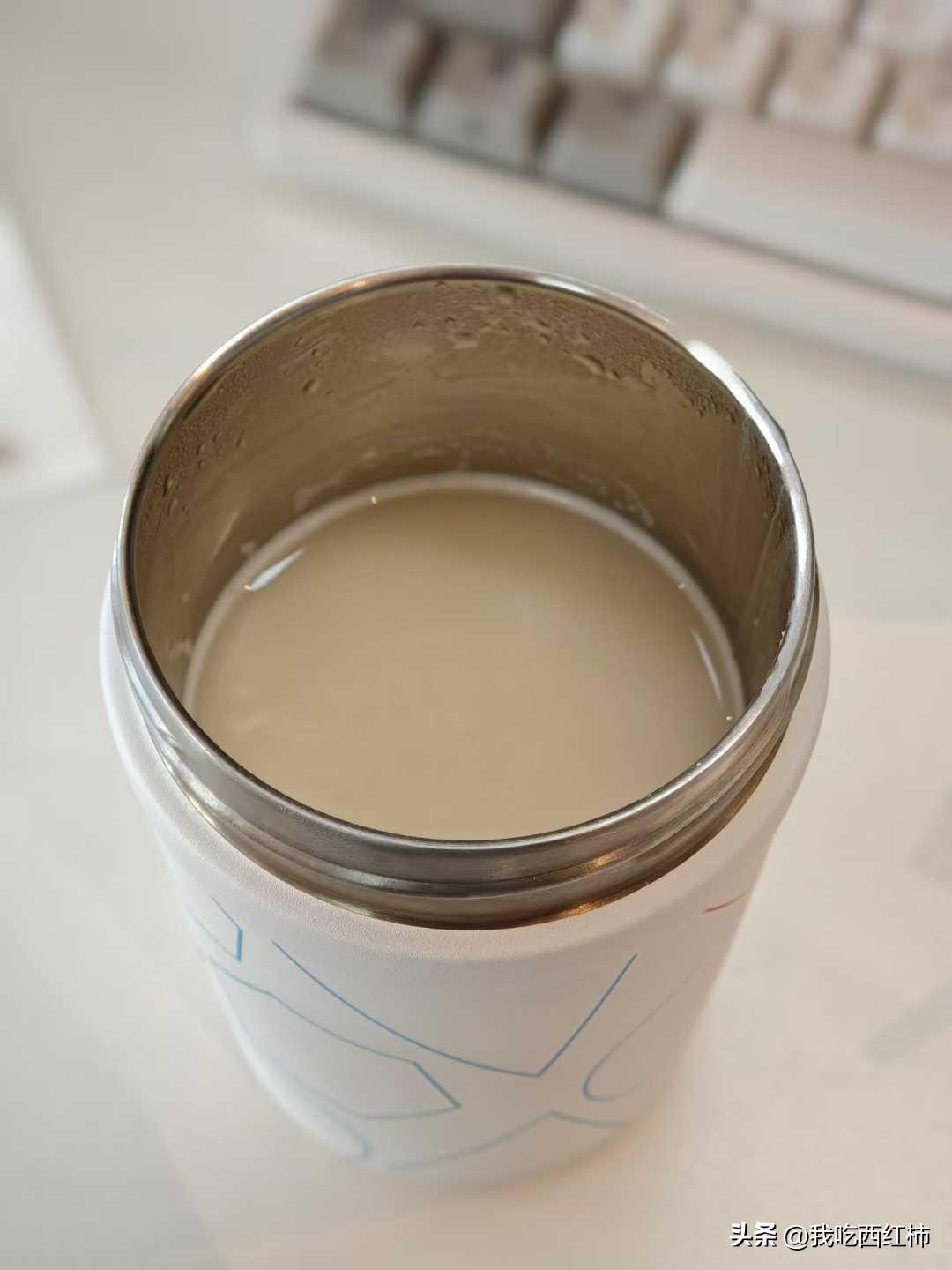 我买了一个月的煮面水
最近麦当劳实在吃腻了，我在网上下单即食燕麦、纯牛奶和纯坚果