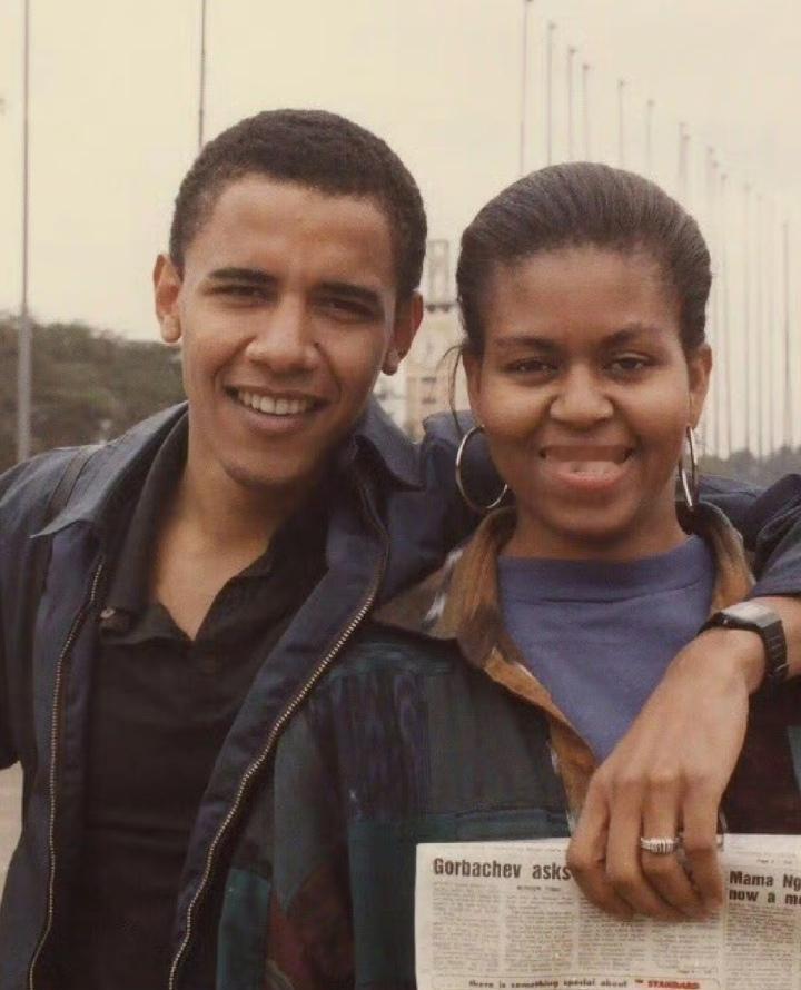 奥巴马一生最大的秘密，不是当总统，而是他刻意“选择”了黑人。
一个肤色更浅的混血