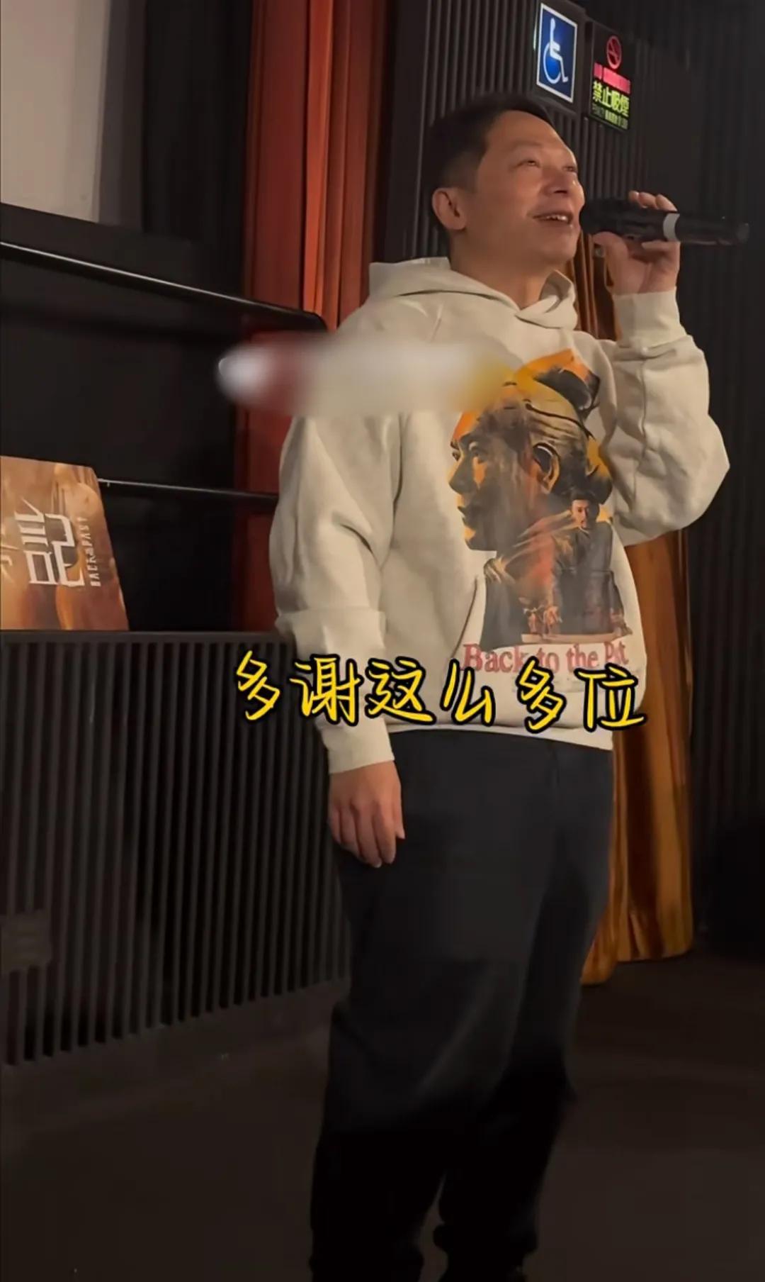 还记得这位TVB男星吗？年轻时挺帅的，现在胖了很多
他的名字叫邓一君，是童星出身