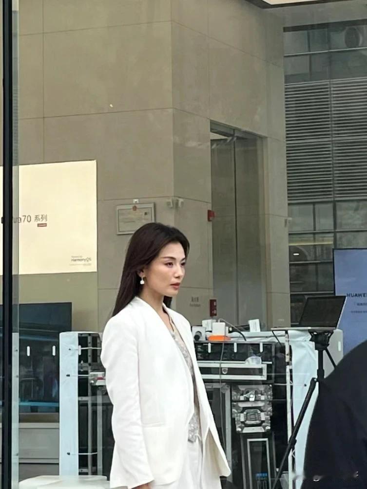 真人！刘涛户外拍戏被偶遇了，脸看着没电视上年轻，但骨相很好也是真的，这大概就是明