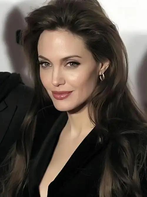 为什么说安吉丽娜朱莉是好莱坞最严厉的母亲。

看完她的拍戏花絮就会明白此女敬业程