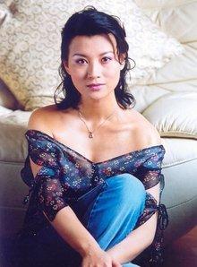 向来不轻易夸人的陈道明，公开称她是自己的梦中情人。可她却嫁给了大她十岁、当时在圈