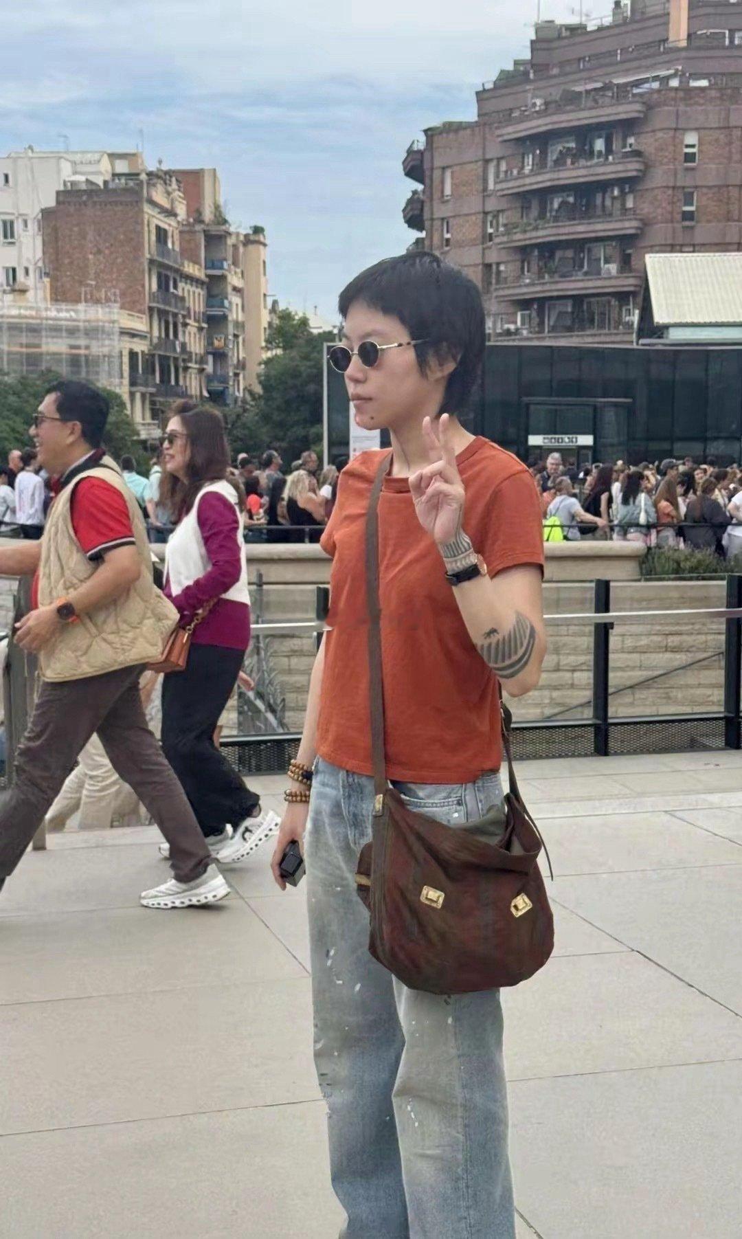窦靖童被网友西班牙偶遇，留着短发，手上戴5手串，长得好像王菲 ​​​