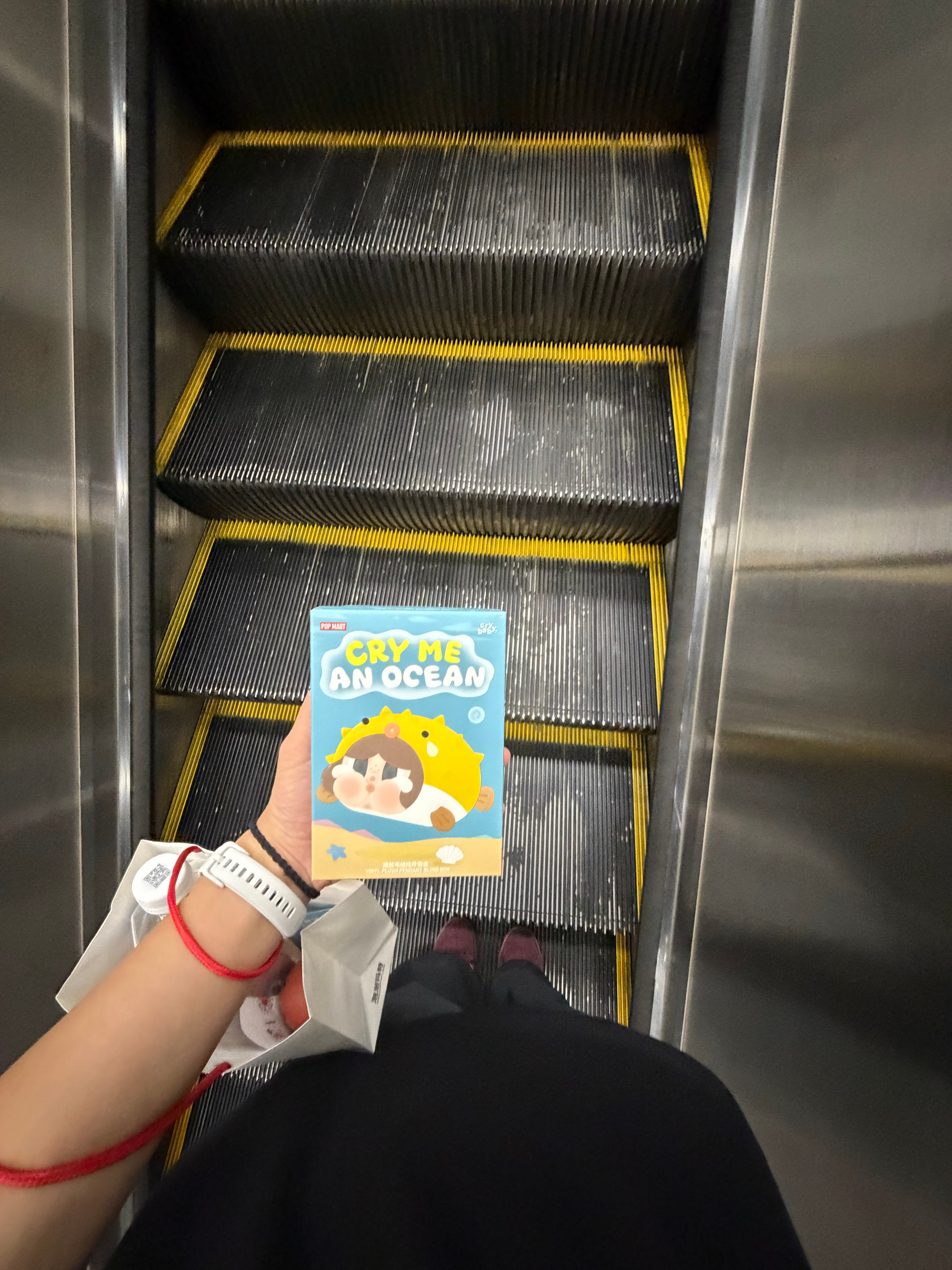 今天下午我去超级合生汇的泡泡玛特找crybaby的耳机包，结果没货。然后我就在商