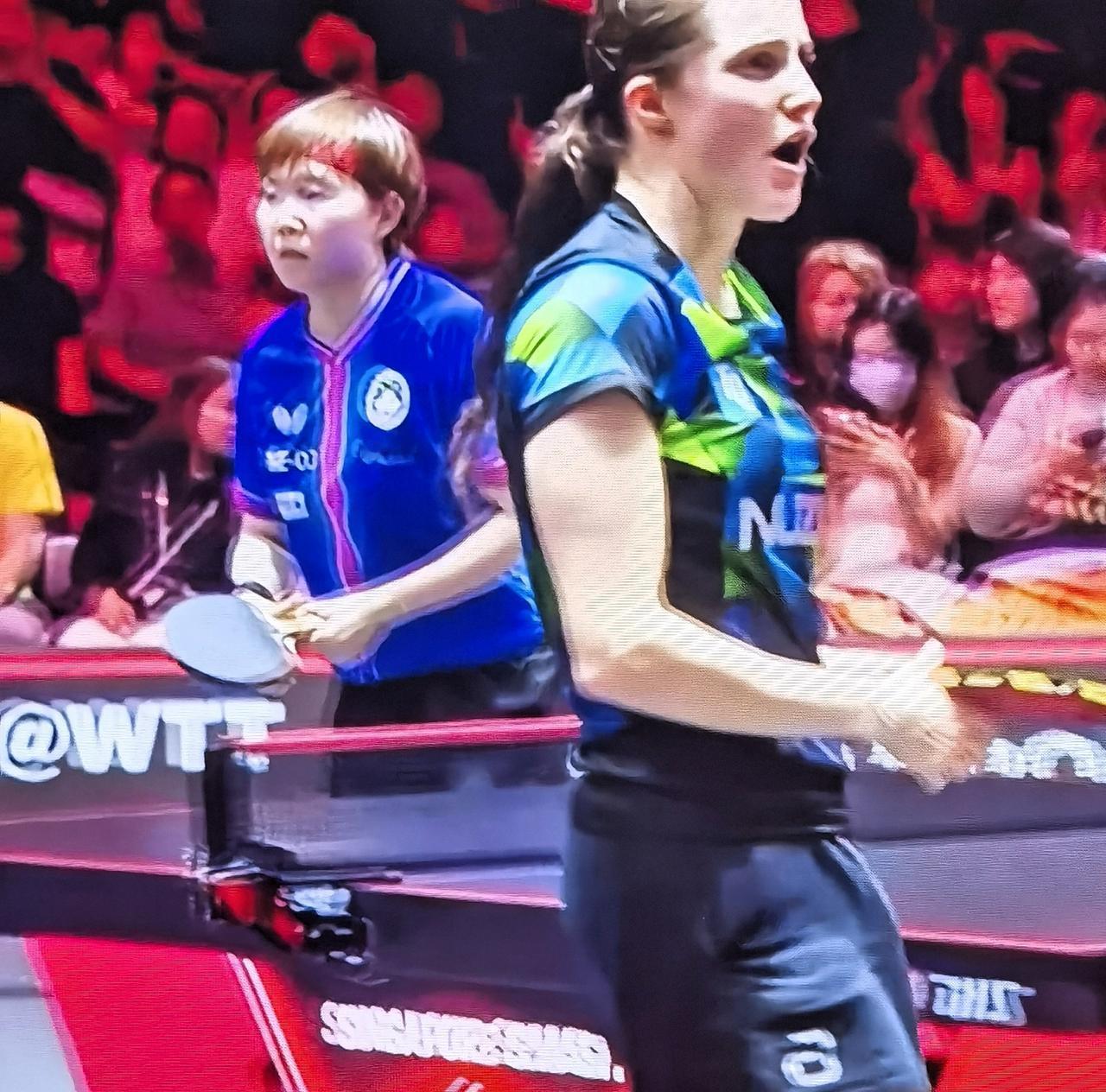 另一张球台，同时进行的女单1/8决赛，中国澳门选手朱雨玲以11-13，11-5，