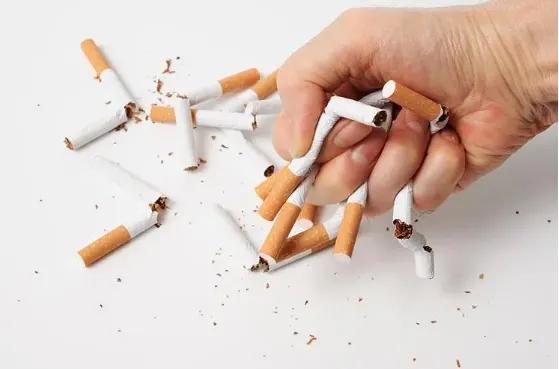 少抽几根就能"保命"？我直接说句得罪人的话，你那不叫自救，叫自我感动。

身边太