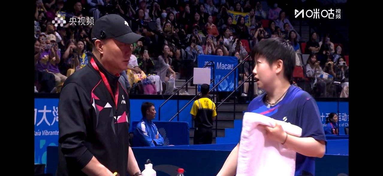 看比赛时留意到个细节，莎莎跟小杨教练杨广弟交流，说“她打我两个球，让她拿到一个，
