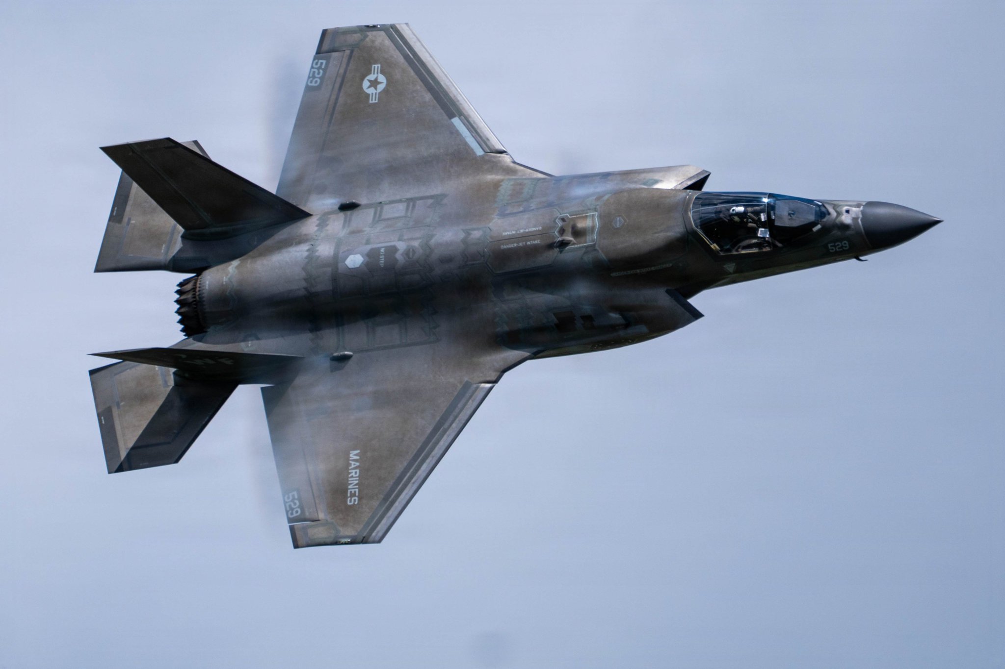 飞扬军事 2008年6月11日，美国F-35B垂直起降战斗机完成首飞 