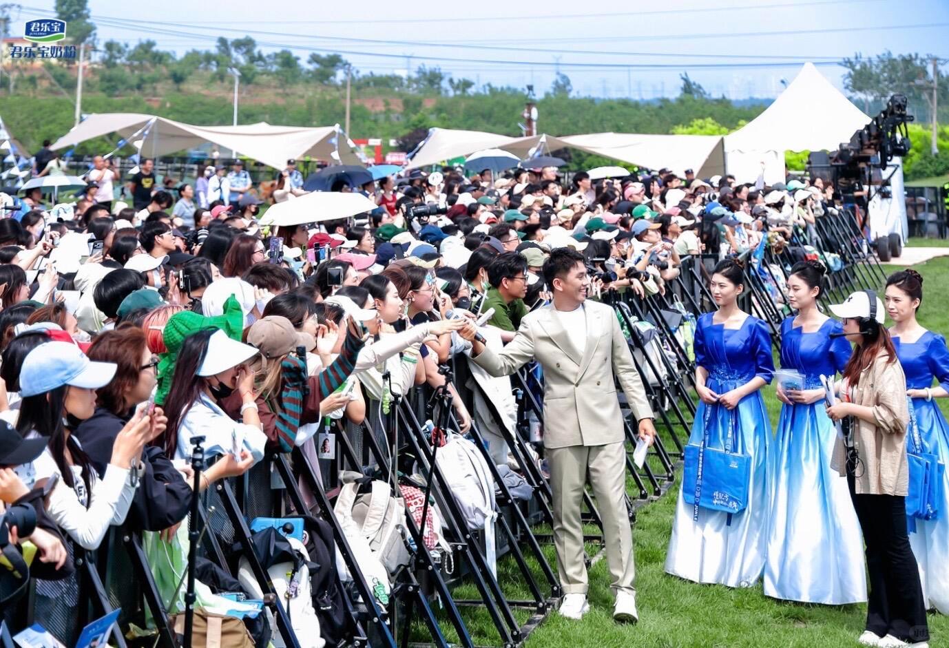 尼格买提被杨幂人气震惊到了主持人和央视镜头下的杨幂见面会实况，我的妈呀人山人海！