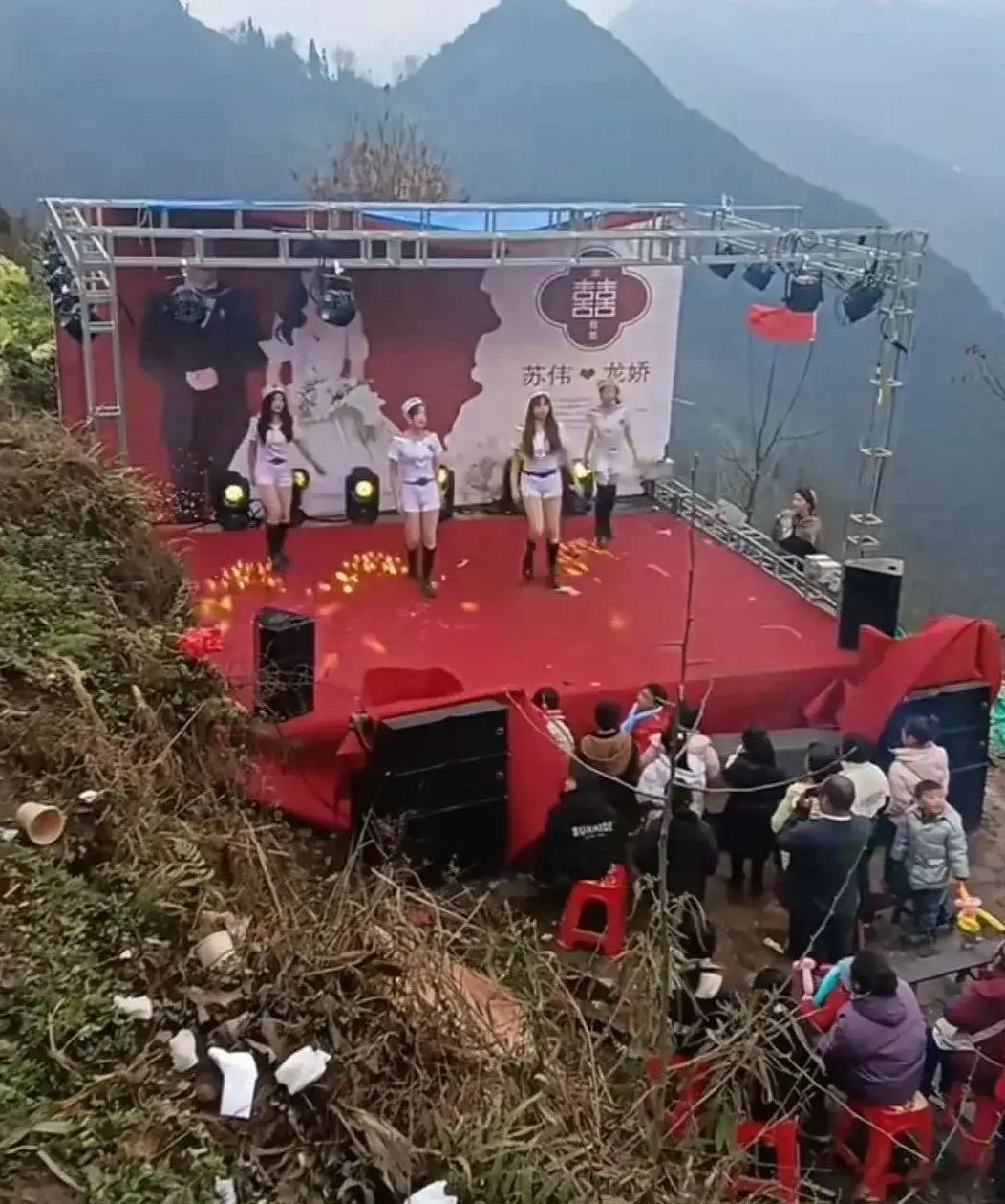 这婚礼整得还挺隆重 ​​​