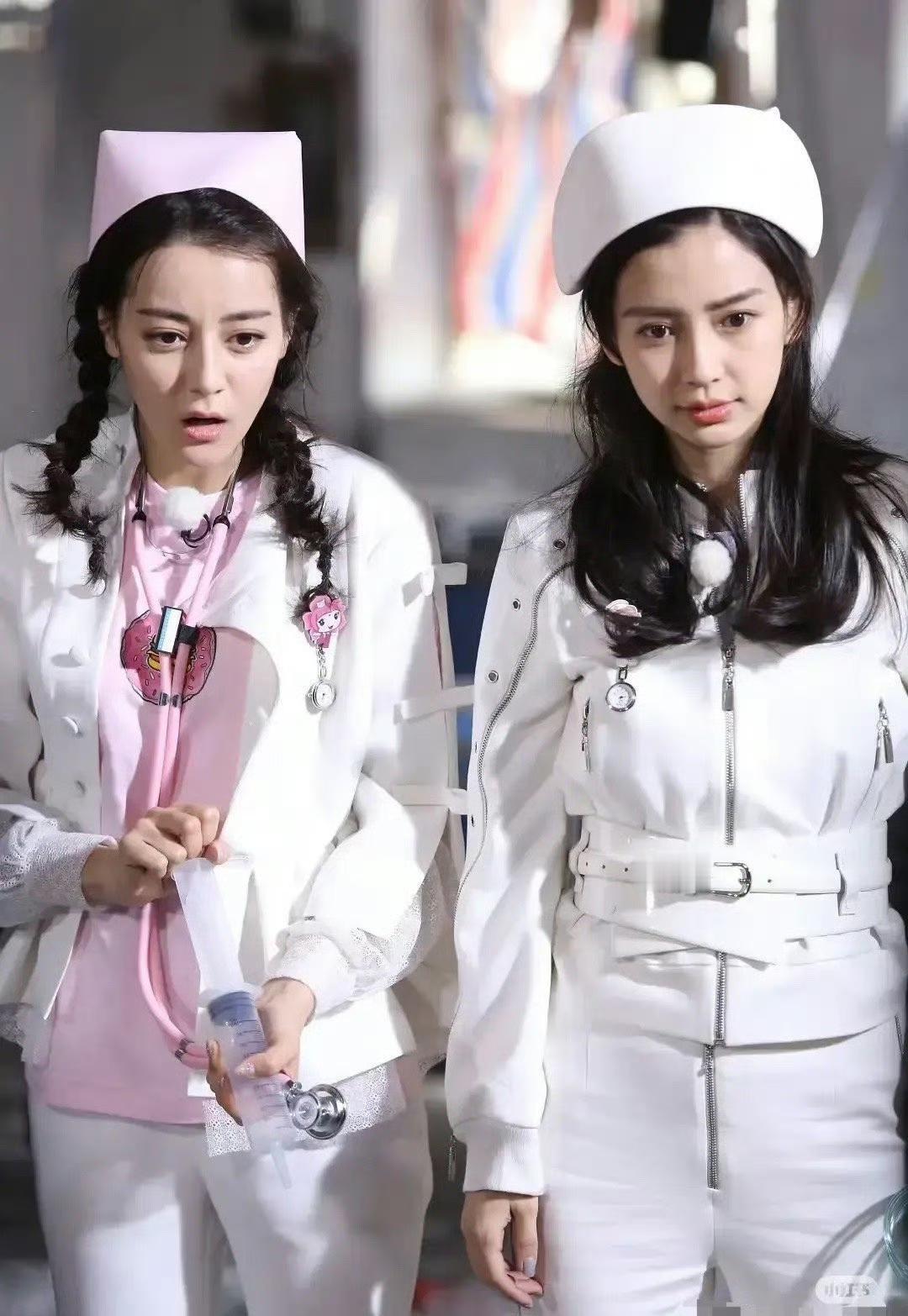 两个浓颜美女，感觉还是baby耐看一点，这时候baby刚生完宝宝，脸上还肉肉的，