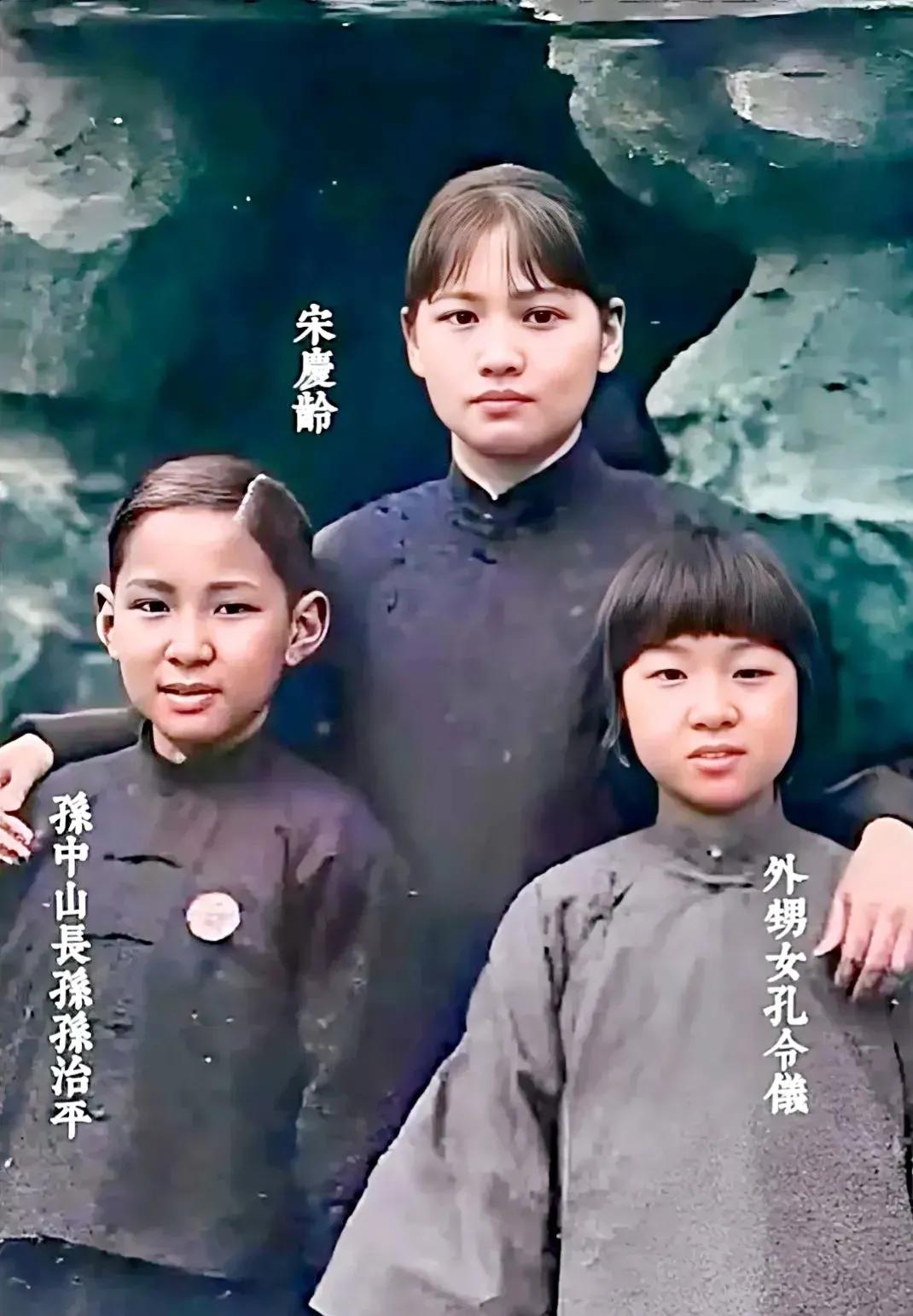 1925年，宋庆龄先生，一张罕见的留影，照片中的她穿着一件黑色旗袍，双目炯炯有神