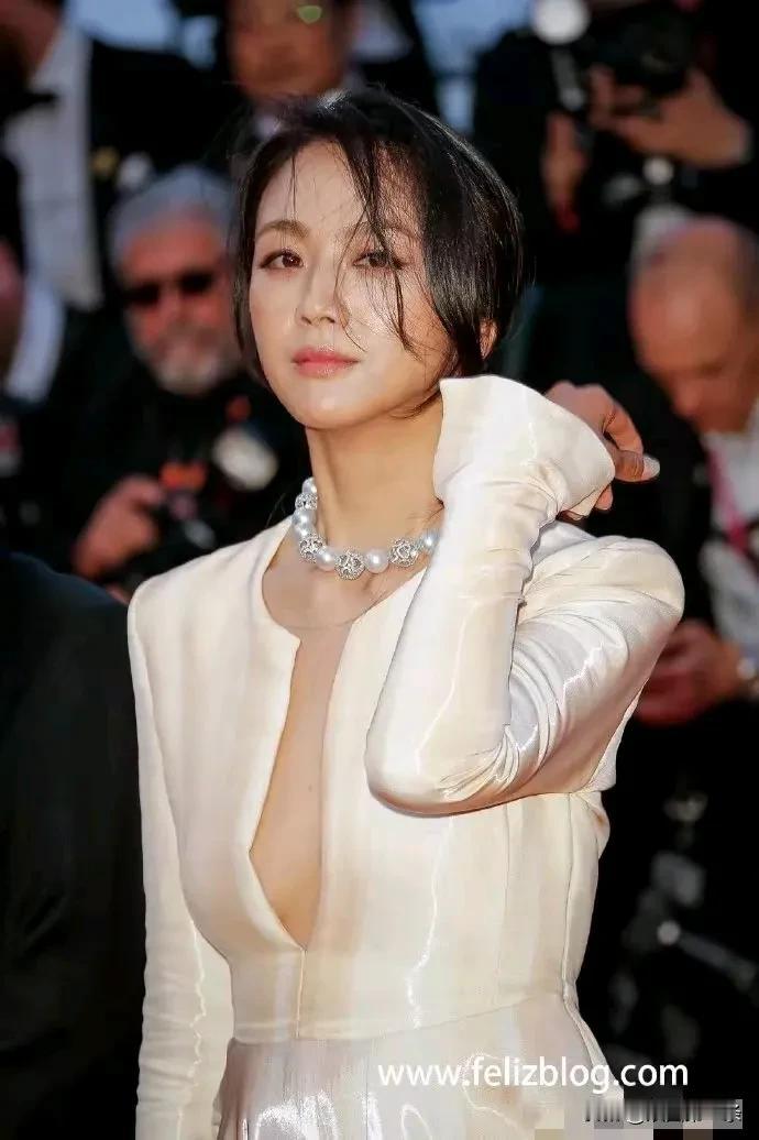 怪不得韩国人喜欢她的颜，她看起来就有一种很有文化的美，不惊艳，但是很耐看
漂亮肯