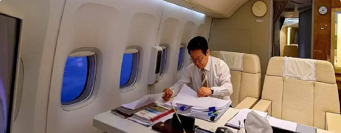 韩国总统这张照片，真给我看沉默了。都说总统专机好，够气派，够顶配。可你看他，在飞