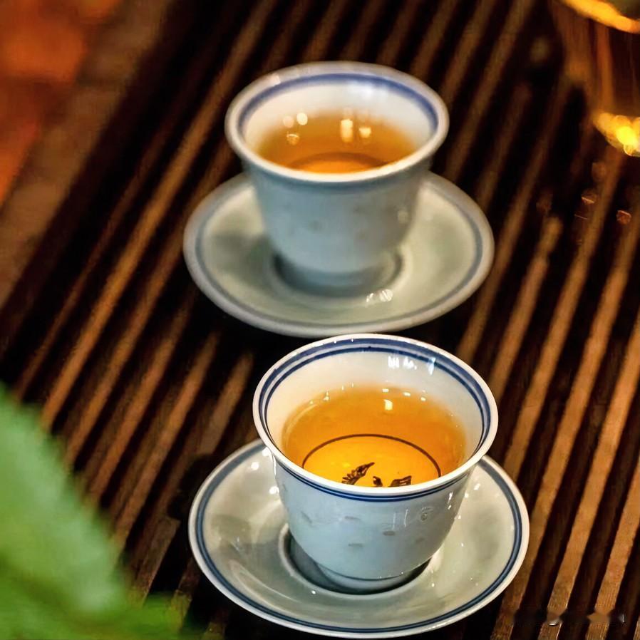 《茶境淬心·浣溪沙体》
沸水翻腾百沸声，茶烟袅袅绕瓯萦。浮沉辗转味方成。莫惧煎熬