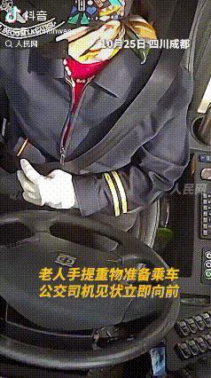 上人民网了！四川成都，公交司机严桂萍坐在驾驶位上，她打开公交车门后看到一位老人提