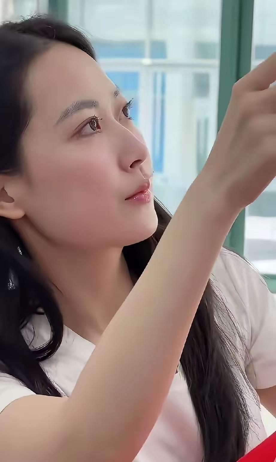 浪费人才！高考招生季，浙江工商大学的招生老师陶佳艺因为颜值较高，长相气质宛如明星