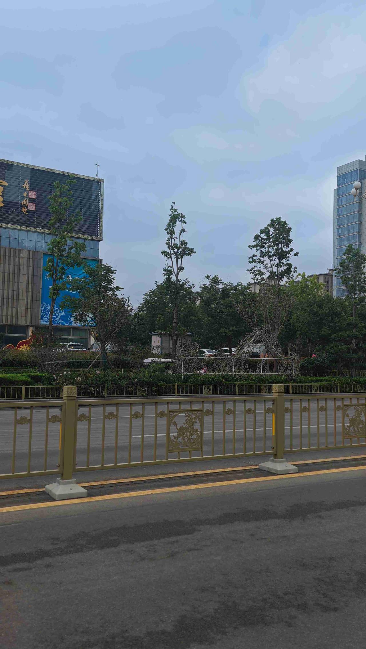 早晨七点半到了小区门口公交车站点，等了有五分钟，208来了，上车走人。

公交车
